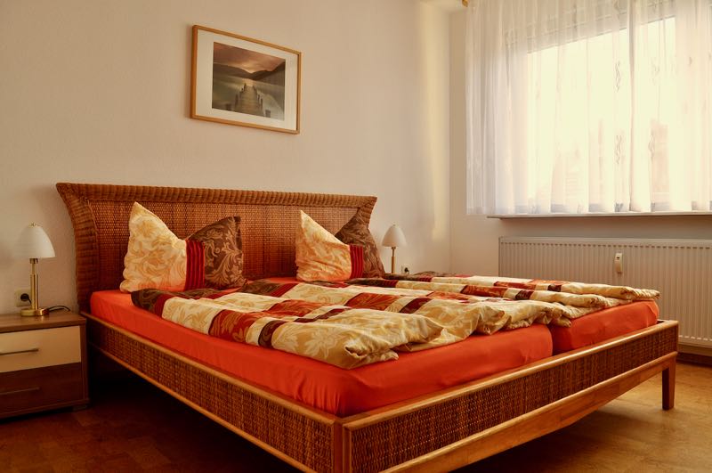 Schlafzimmer mit 180 cm Doppelbett