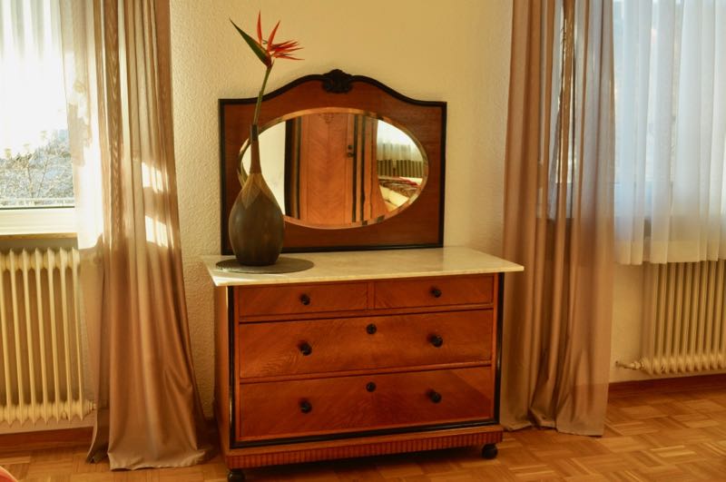 Sonniges Schlafzimmer mit Verdunkelung