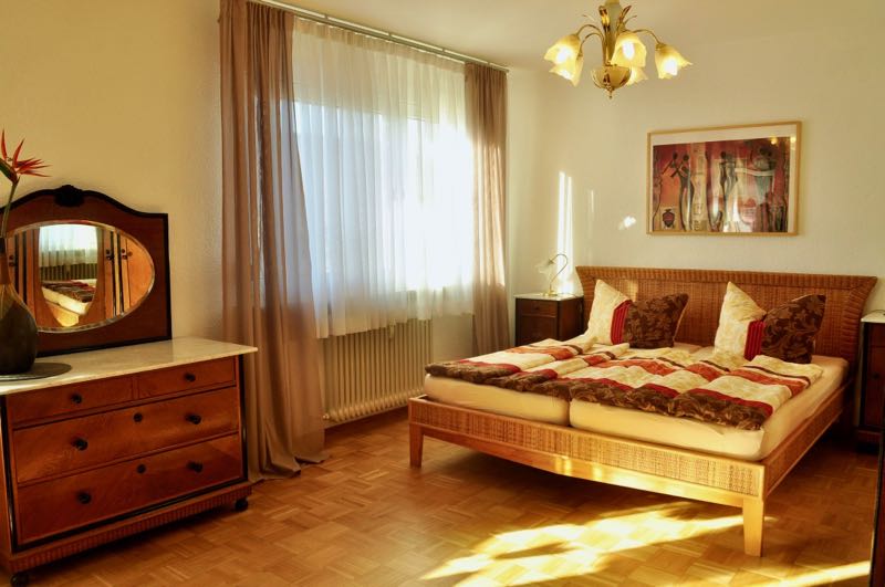 Ger&auml;umiges Schlafzimmer mit Doppelbett