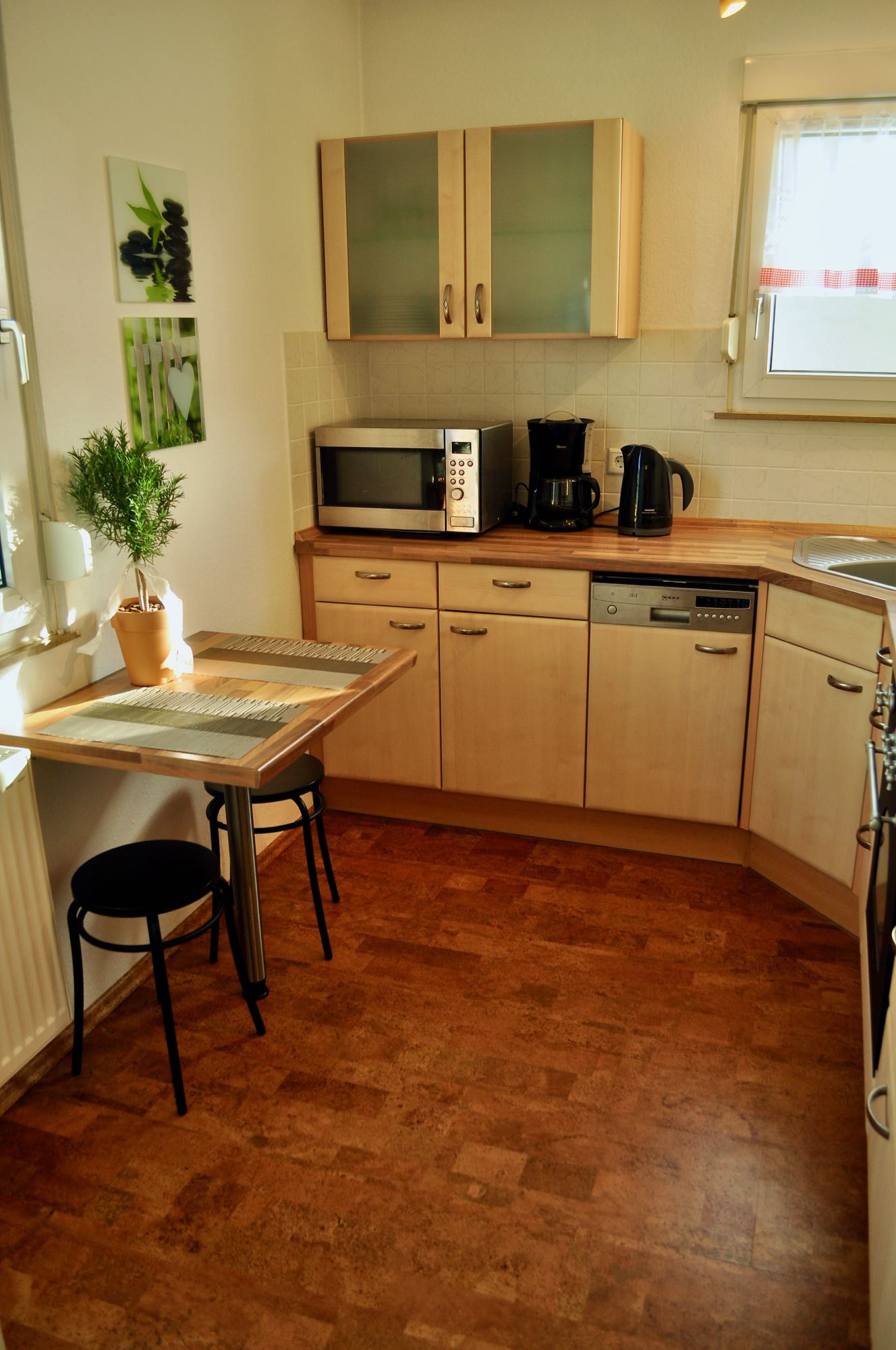Moderne Küche mit Geschirrspüler