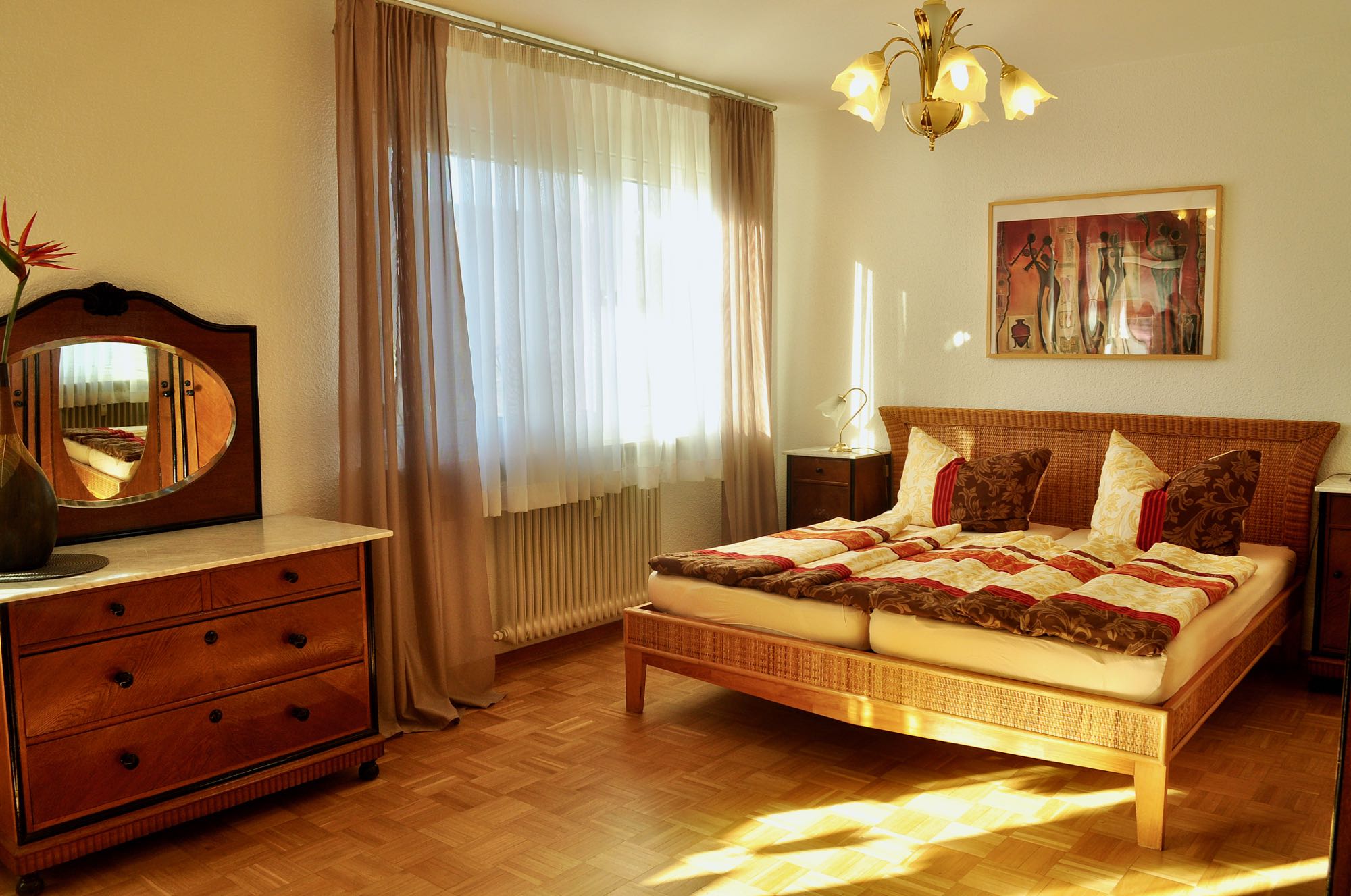 Geräumiges Schlafzimmer mit Doppelbett